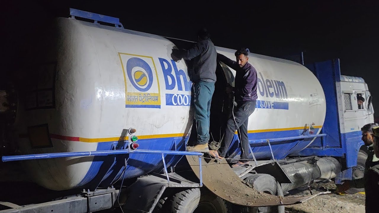 तेल के टैंक को  JCB मशीन से क्यों तोड़ा गया और क्या निकला,