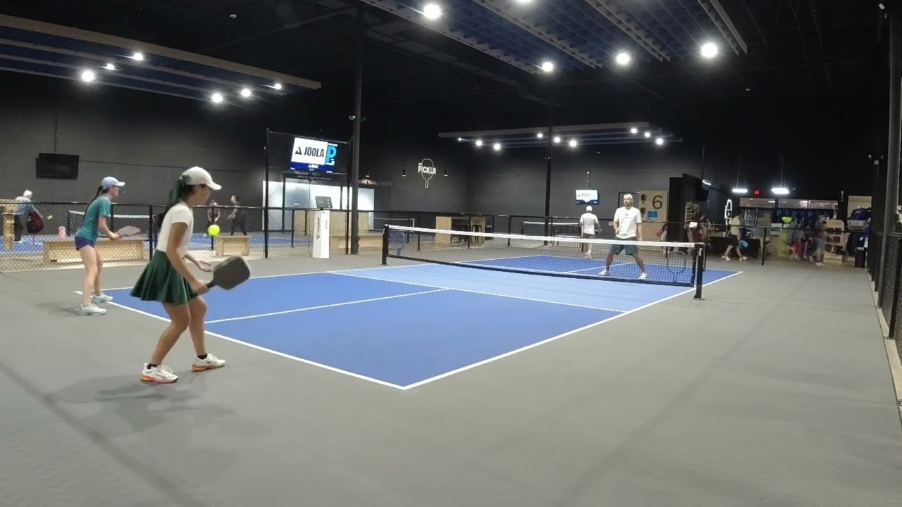 Sophia & Maddy –vs– Roberto & Mitch