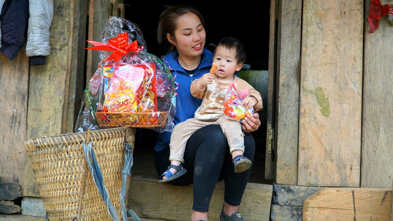 It's so warm to see a happy baby with his grandfather - harvesting chayote to sell | Chúc Thị Dương