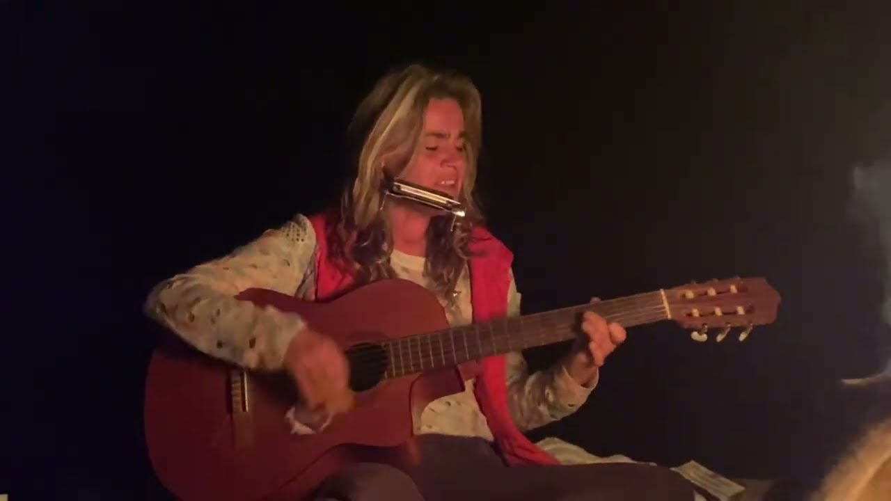 Ay Guzel - traveling artist