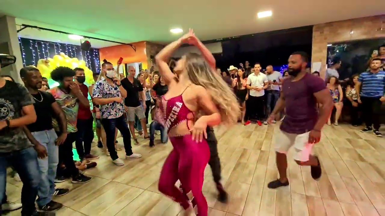 GALEGA ARREBENTANDO NO PISEIRO