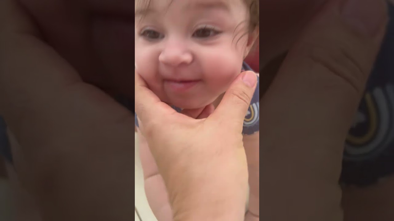 Boa tarde 😃 com essas meninas traquinas 🤫🤣🤣 Livia o que ver , no chão coloca na boca 👄 kk