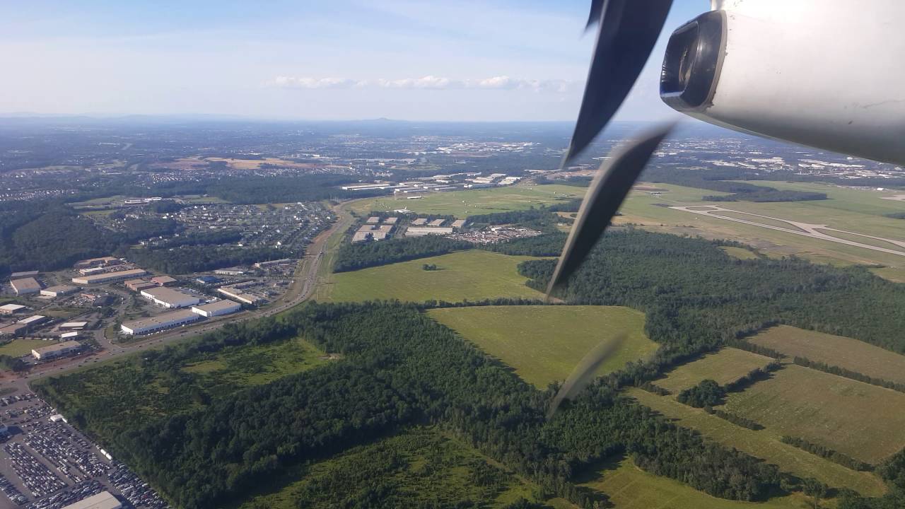 United bombardier q200 take off