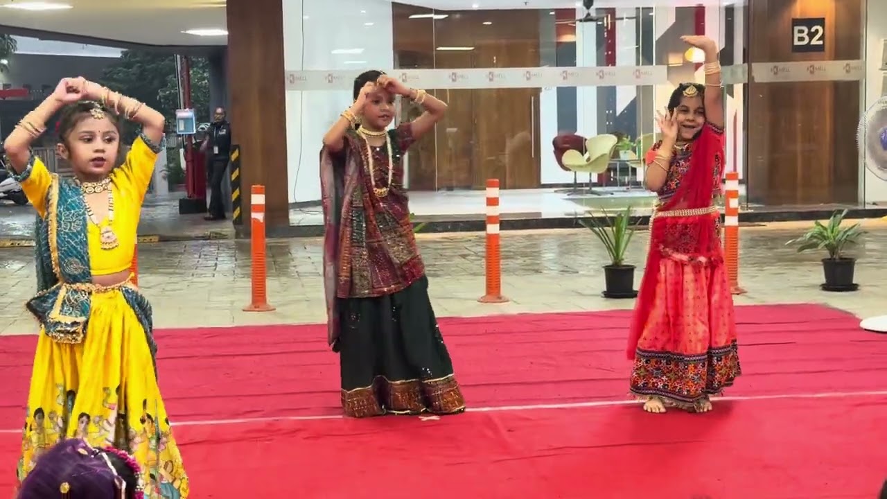 Ananya janmashthami choti choti gaiya 