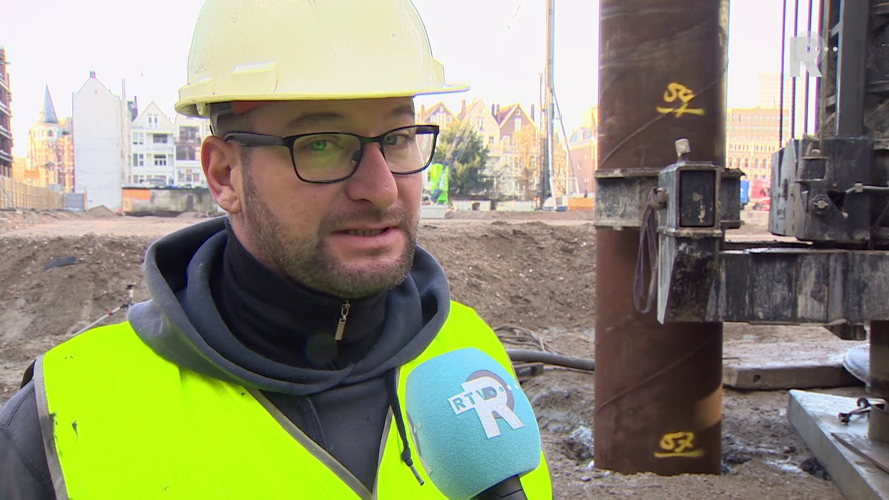 Boren funderingspalen Zalmhaventoren in volle gang.