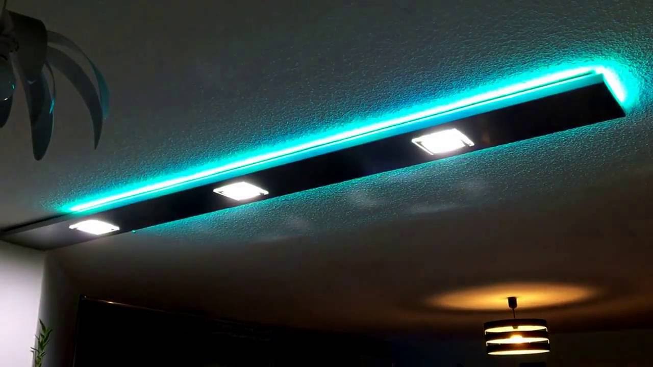Bandeau de bar en aluminium avec spot led encastrable et ruban led de couleur