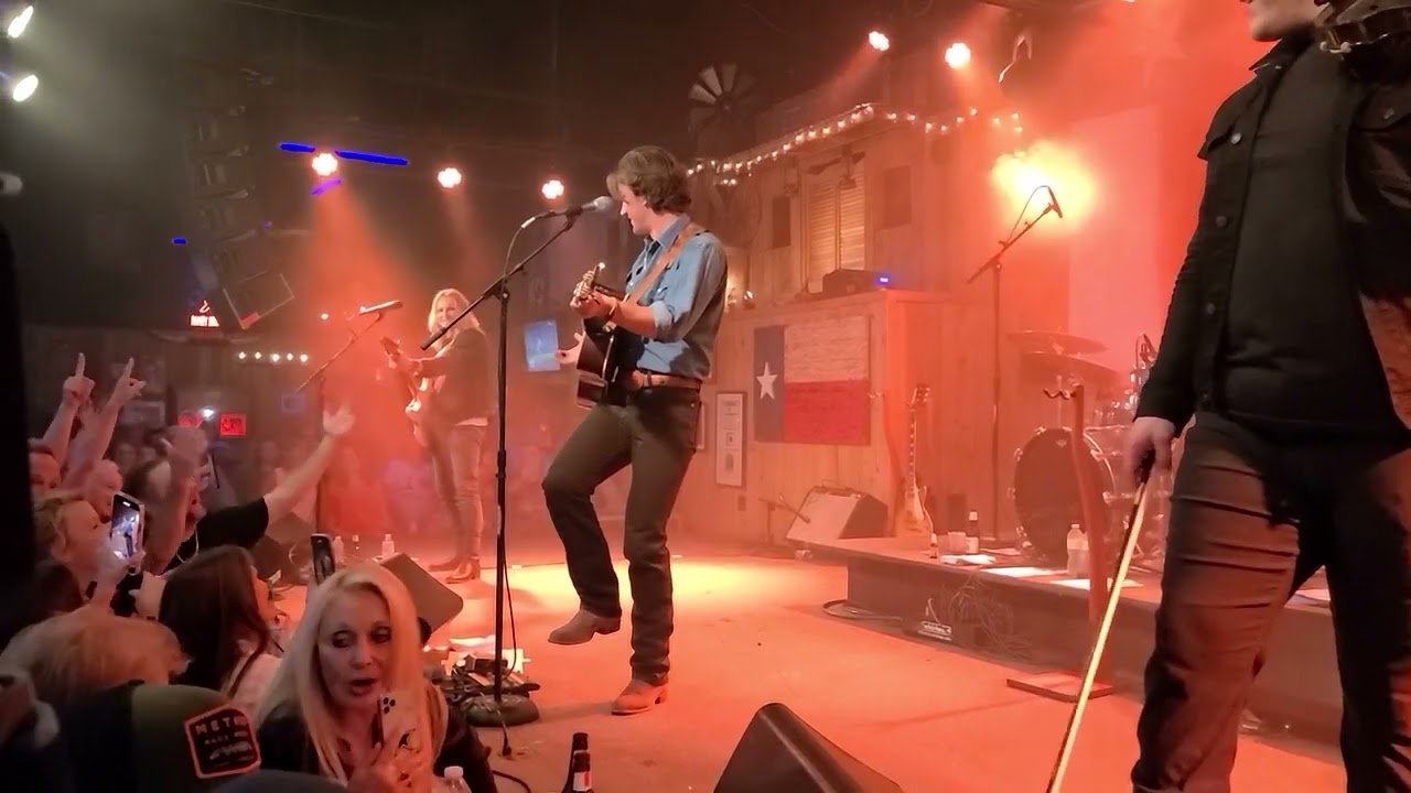 Drake Milligan - Kiss Goodbye All Night at Mo's Place in Katy, TX 8-13-2022