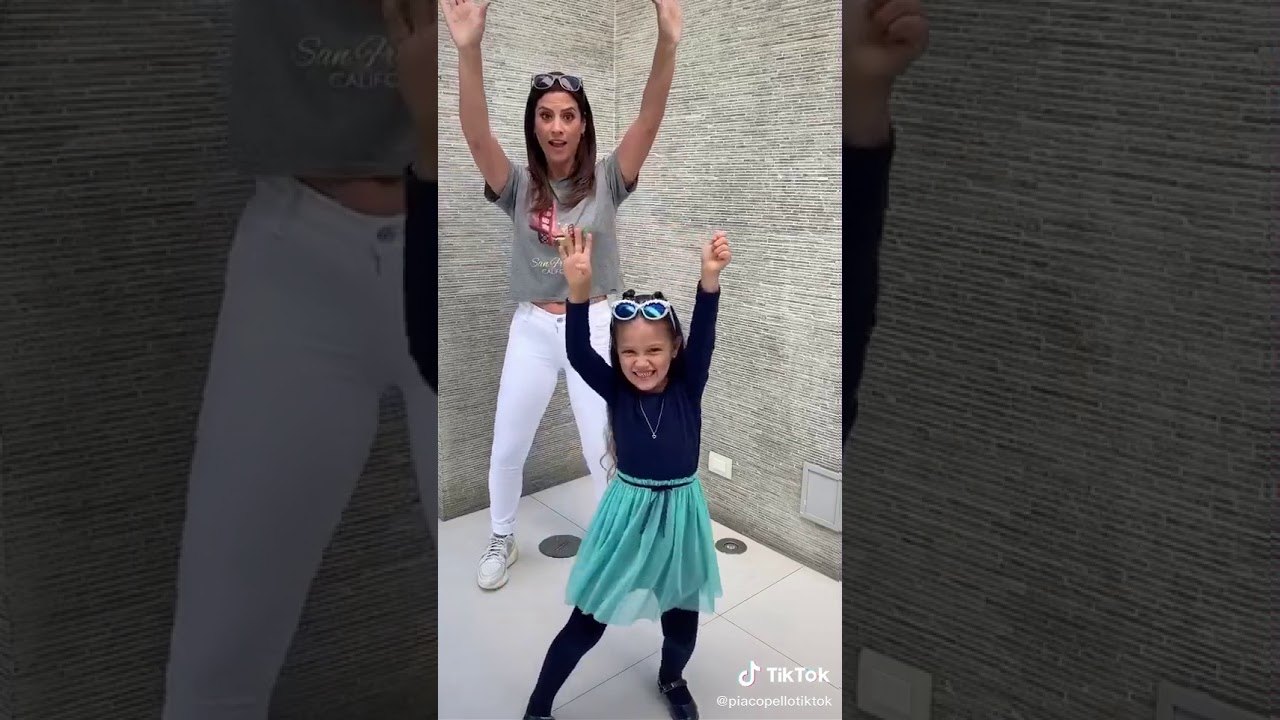 Tik tok-Maria P&iacute;a Copello