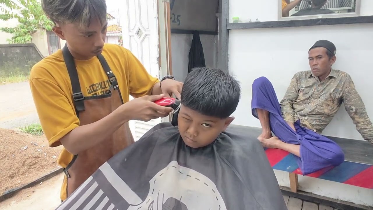 Minta cukur model BURST FADE bapaknya auto heran😆😆😆