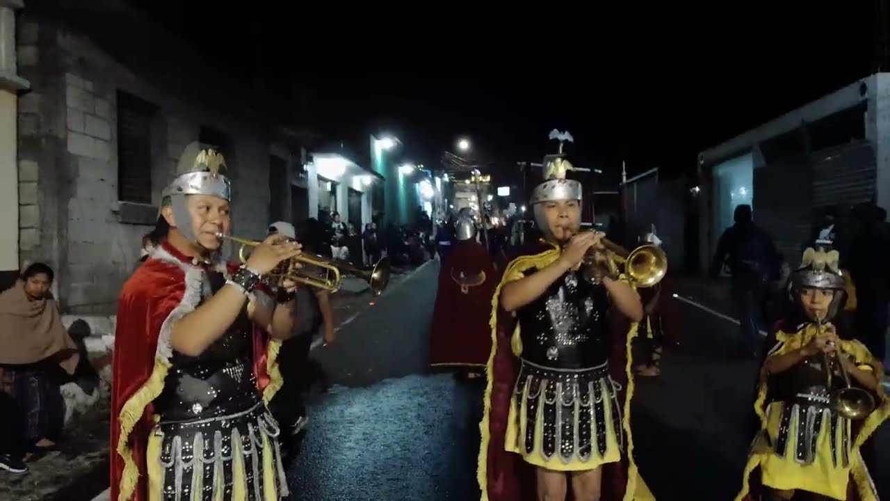 Guatemala Tradición viva: Cucuruchos, candelas y arreglos florales en la procesión de Alotenango