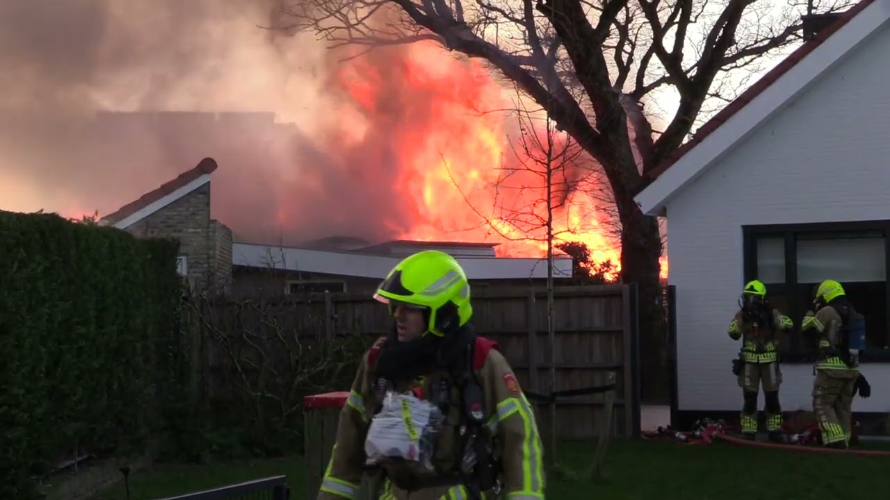 Uitslaande brand in bijgebouw Epelaan De Koog