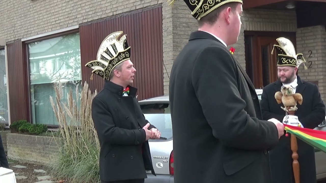 Receptie V.V. de Uule Oud-Geleen Prins Cas I en jeugdprins Koen I: Vlaghijse en rondgang in de wijk