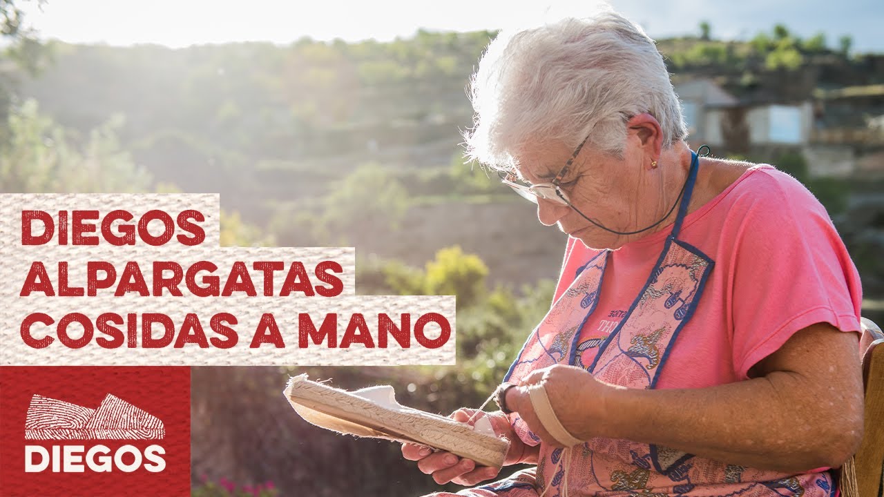 Así se cosen a mano las auténticas alpargatas españolas en la Rioja, norte de España - DIEGOS®