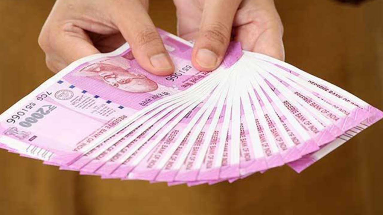 RBI withdraws Rs 2000 notes: Watch people's reactions
