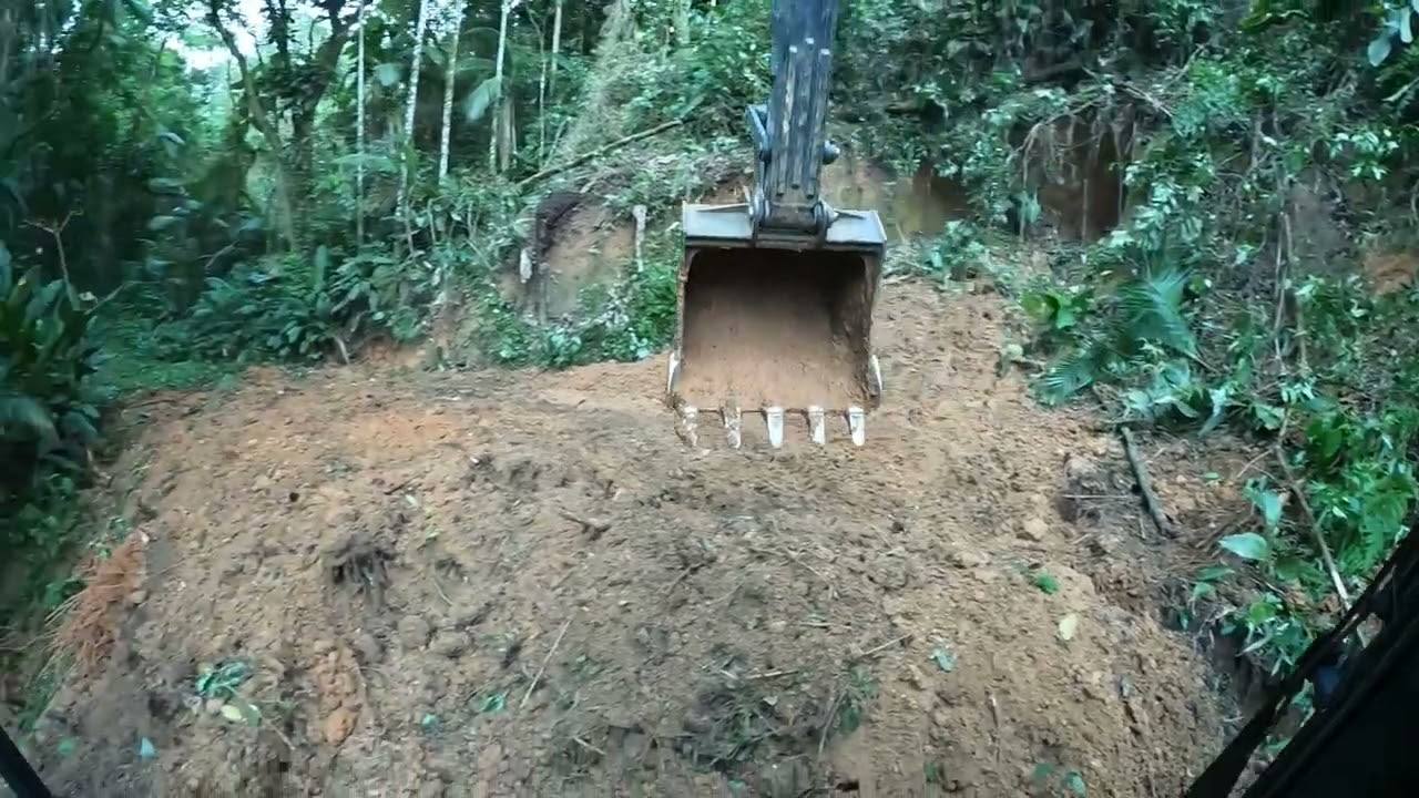 Escavadeira abrindo estrada com muita laje de pedras boca escura Parte Final