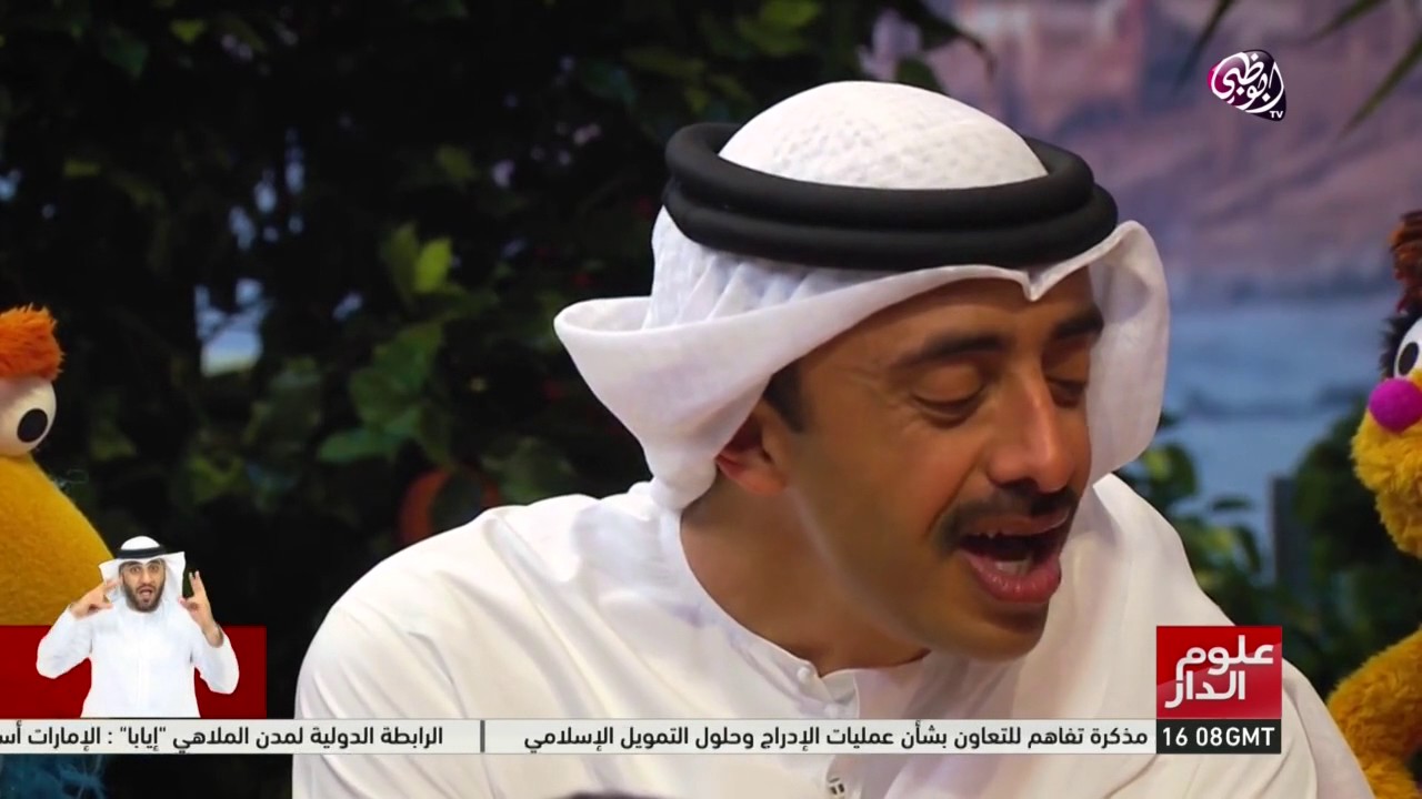 عبدالله بن زايد يقرأ قصة للأطفال لحثهم على القراءة