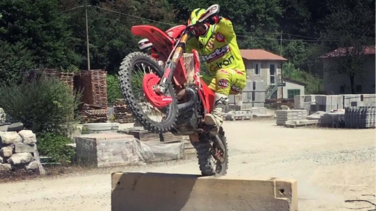 Beta RR300 in Hard Enduro Terrain