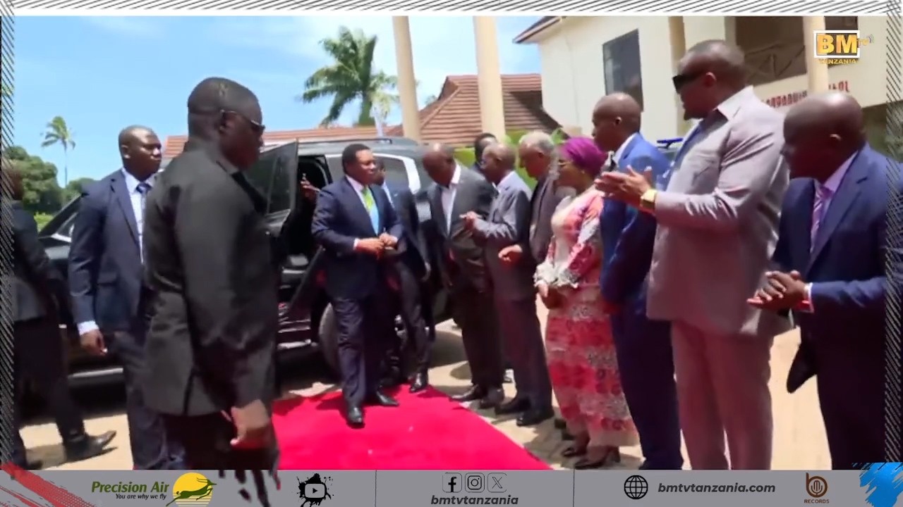 TAZAMA KILICHOTOKEA WAZIRI MKUU AKIWASILI KIGOMA LEO