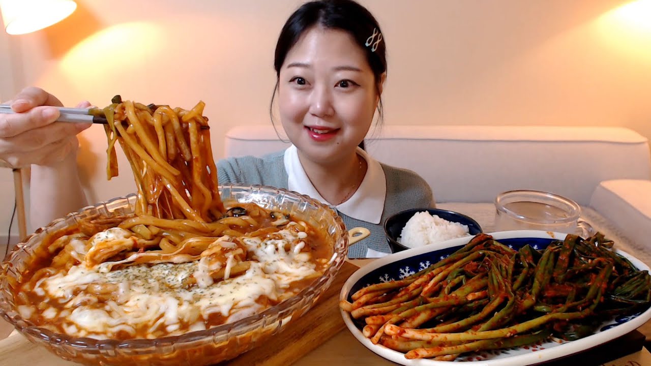 매콤한 빨간찜닭에 우동사리와 모짜렐라치즈 듬뿍 추가 파김치 먹방 Spicy Jjimdak Chicken Greenonion kimchi Mukbang Eatingsound