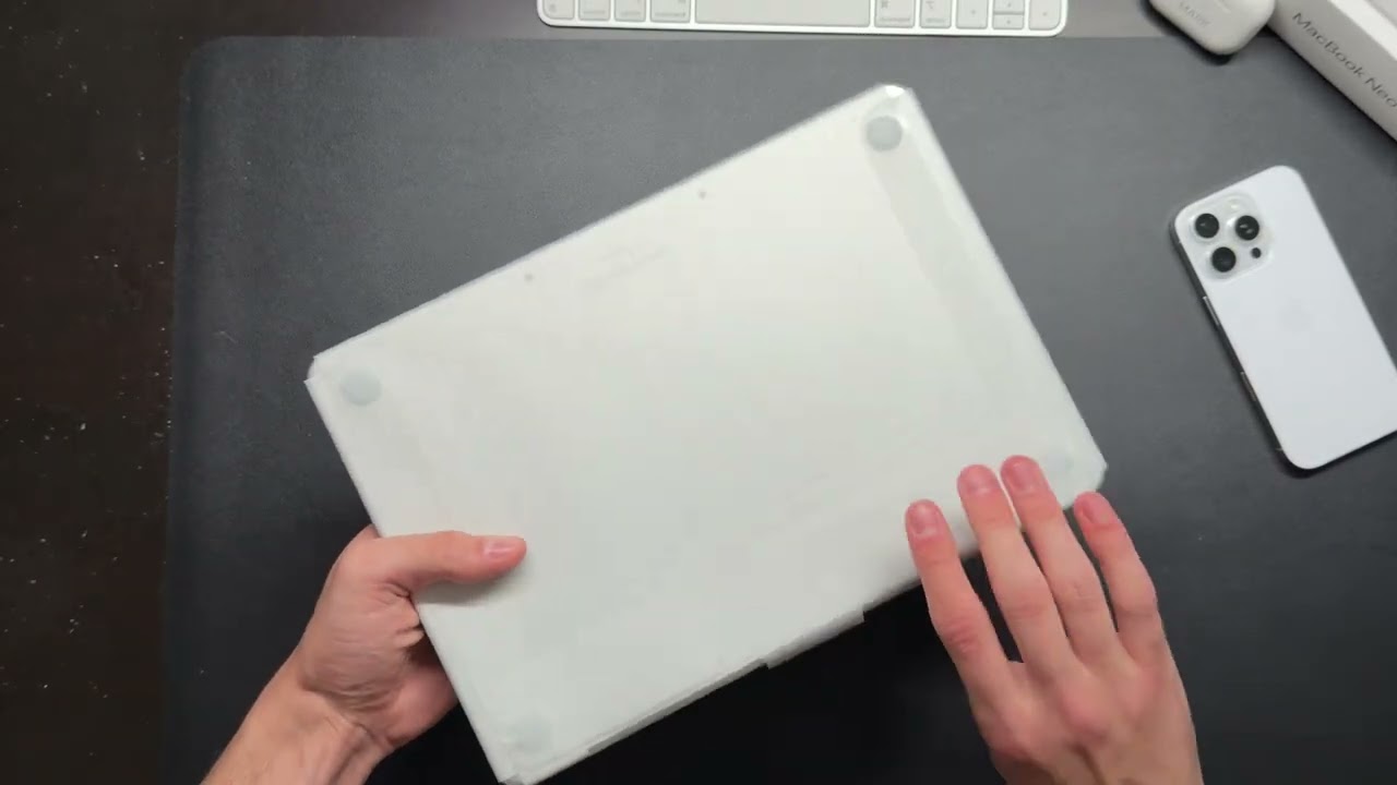 MacBook Neo - Silver Unboxing