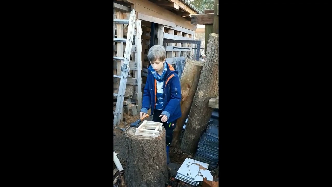 Anmachholz aus alten Paletten hacken