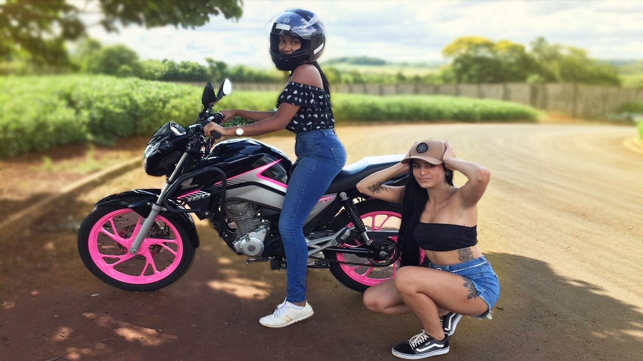 ENSINANDO MINHA AMIGA A ANDAR DE MOTO!!