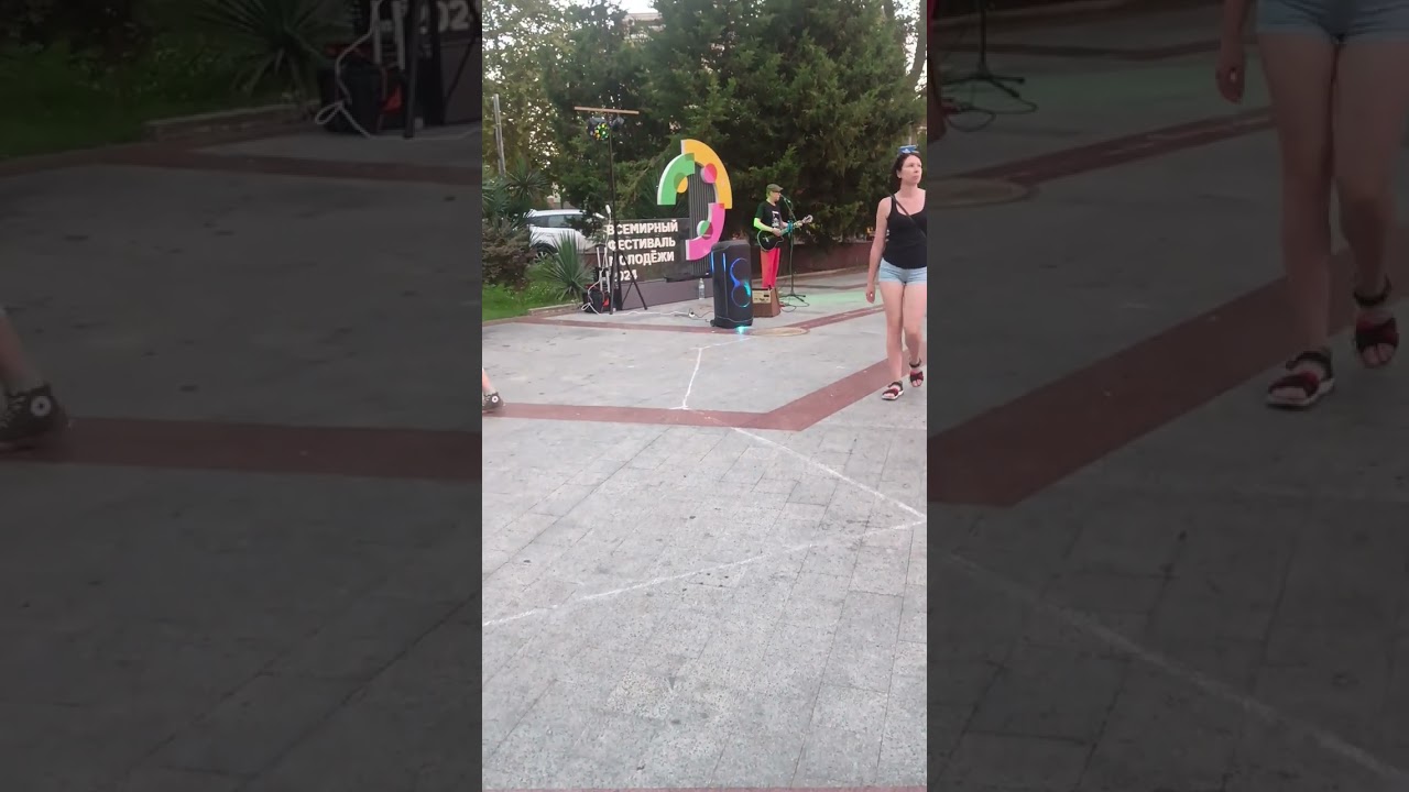Уличный музыкант классно поёт Цоя в Сочи