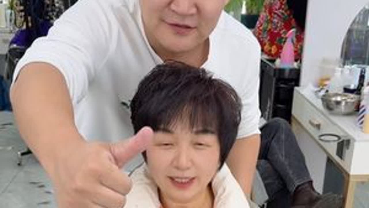 孃孃专门从成都回来找我设计发型，头顶发量比较少，这样子设计不仅好看，头顶还蓬松#短发 #根据脸型设计发型 #时尚短发