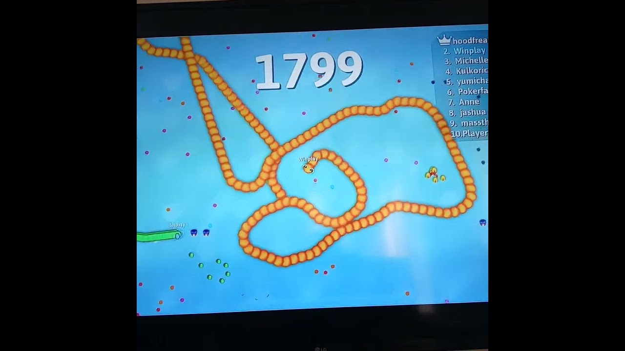 Jogando snake.io veja o vídeo a seguir.