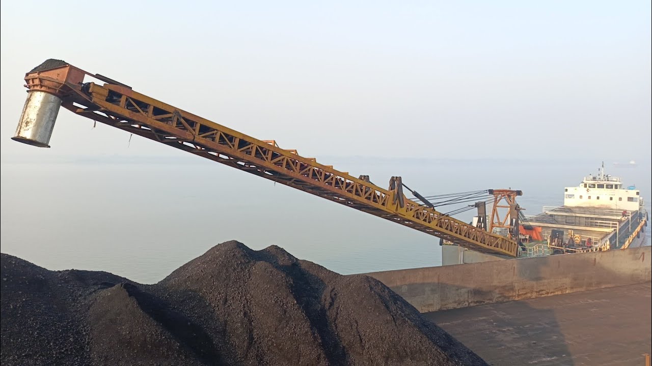 জাহাজ থেকে কয়লা আনলোডিং করি কিভবে দেখুন।🏗️