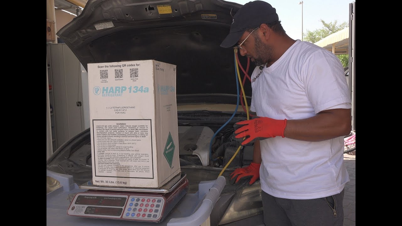 تعلم كيفية تعبئة غاز تبريد السيارة بطريقة الوزن R134.