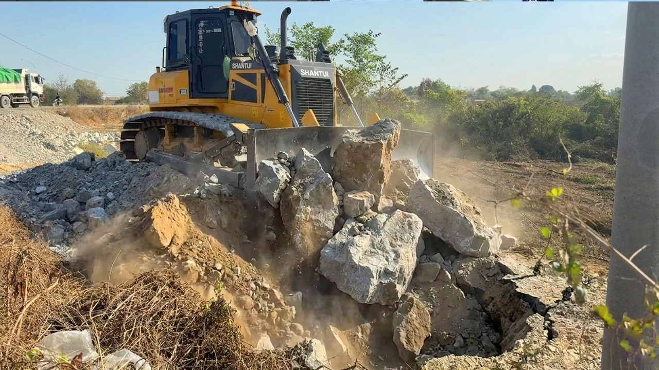 Perfect push action Pushing stones By ozer SHANTUI C3 Push Stone And DumpTruck Dongfang 