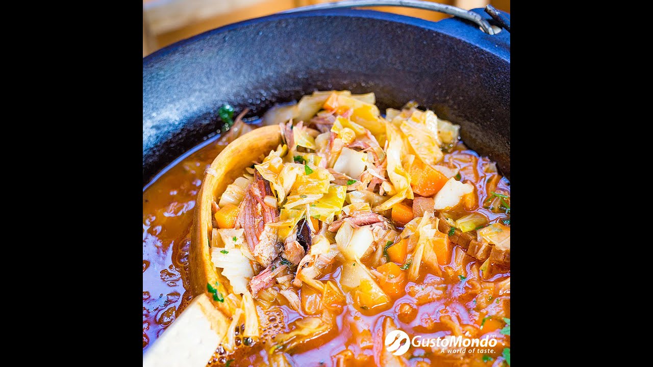 Cabbage and smoked pig's knuckle. A Transylvanian recipe | Gustomondo