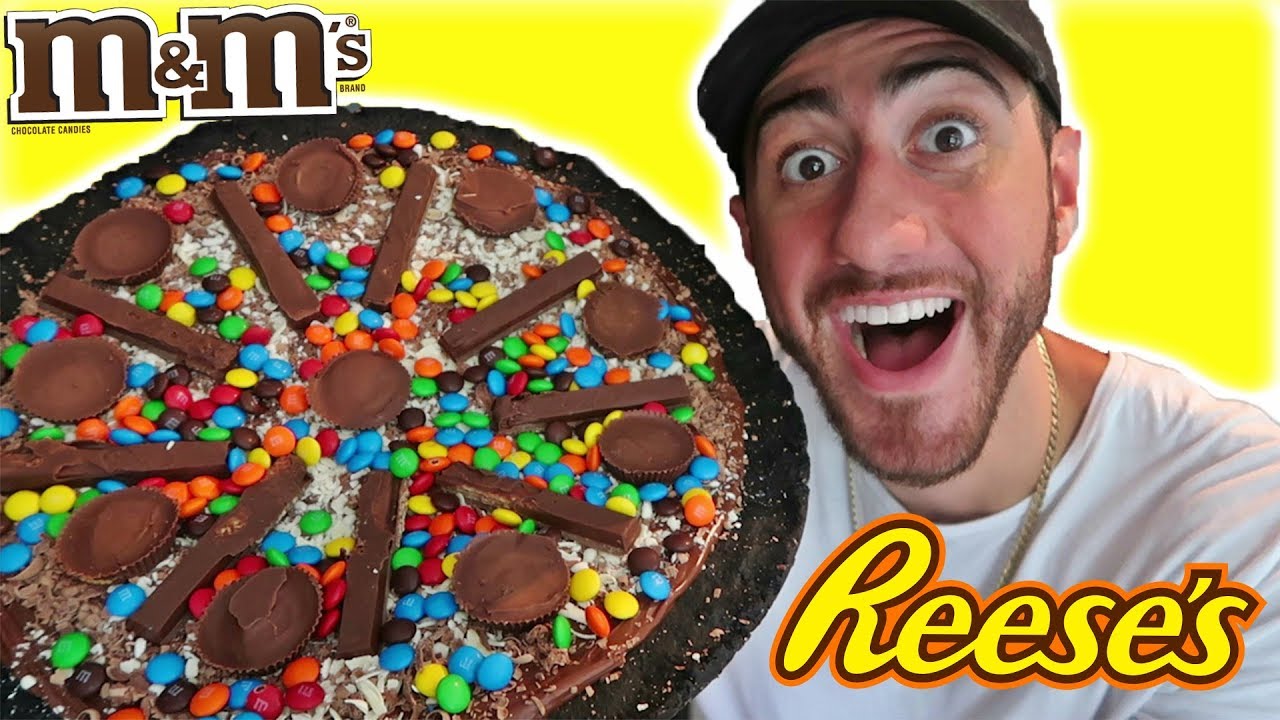 DIY GIANT CHOCOLATE PIZZA