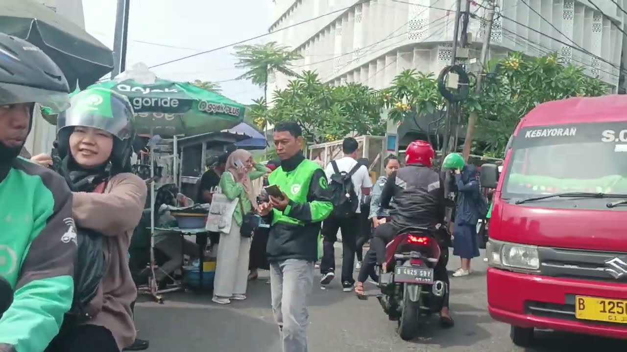 Melintas Jalan Stasiun Kebayoran Dan Pasar Kebayoran Lama Jakarta Selatan