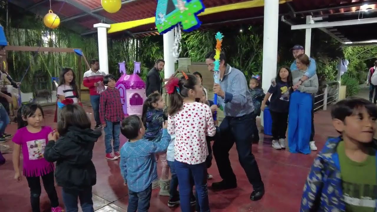 ROMPIENDO LA PIÑATA 16