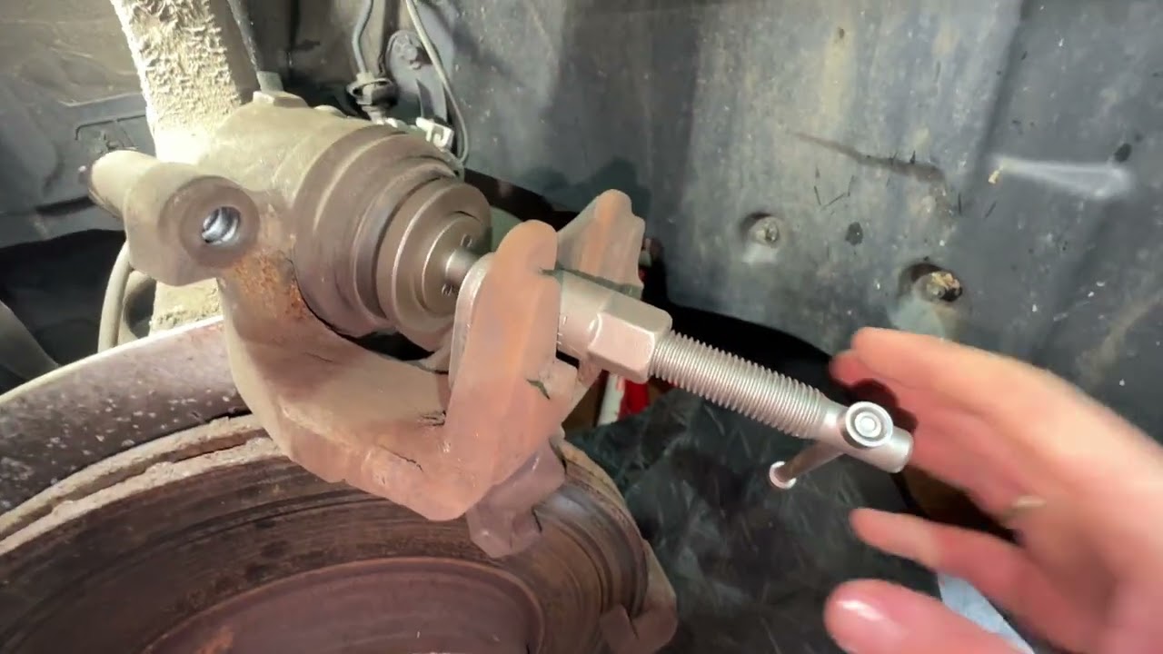 PKW Bremskolben zurückdrücken (Vorderachse) Audi A4/S4 Anleitung