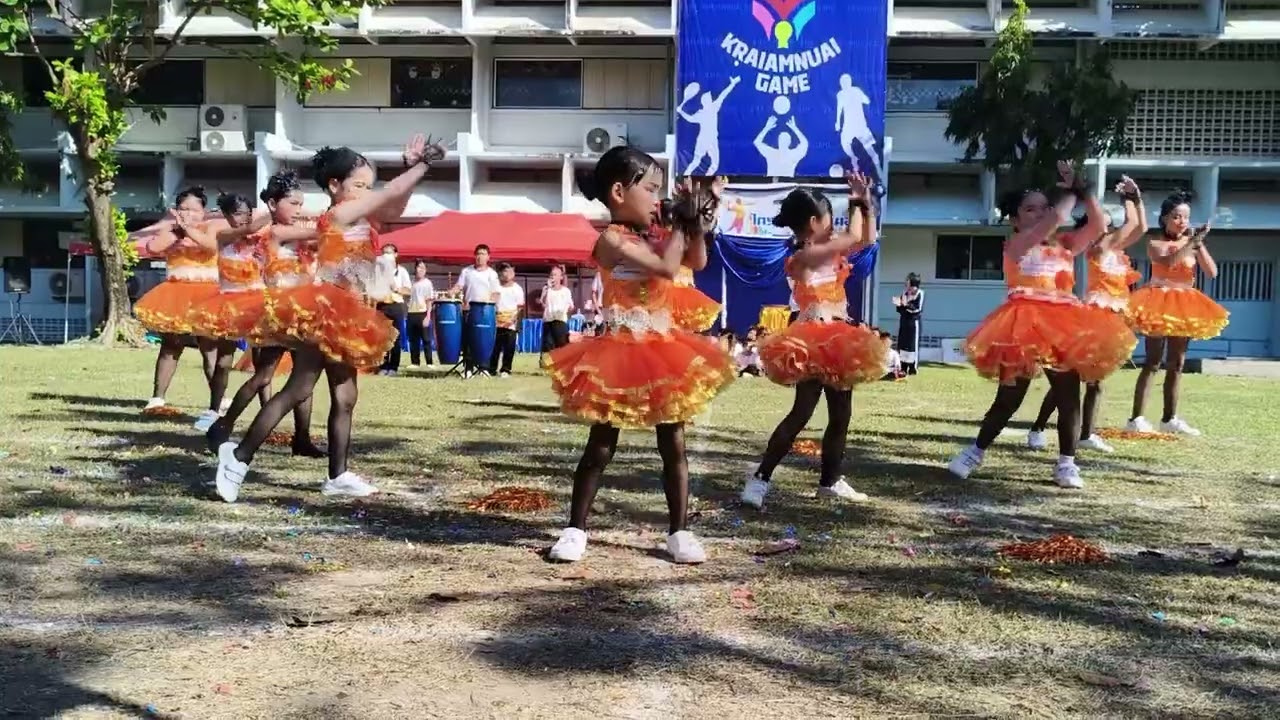 กองเชียร์ และเชียร์ลีดเดอร์ สีแสด