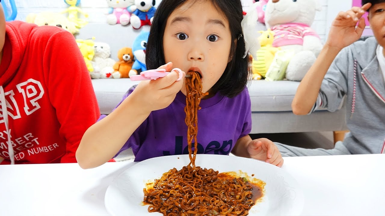 孩子們學習煮義大利麵