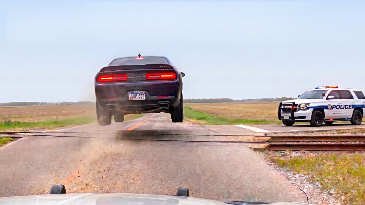 Безумные полицейские погони за Dodge Challenger &mdash; попало на видеорегистратор
