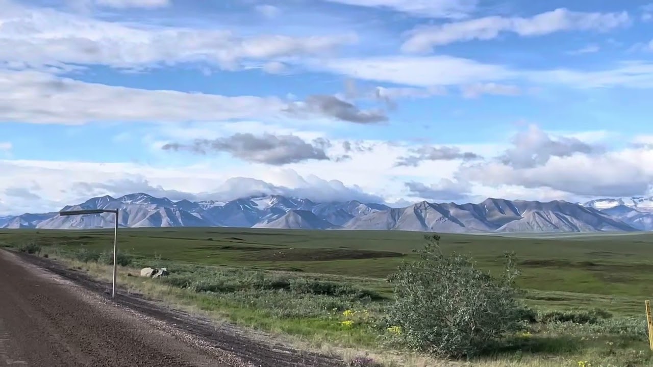 Between Deadhorse and Coldfoot camp