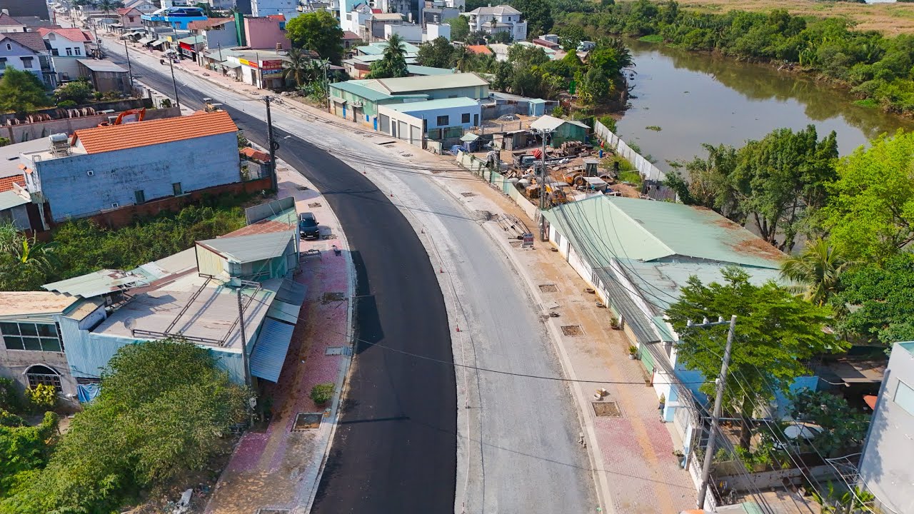 Đường Lò Lu đi qua quận 9 cũ TPHCM đang bắt đầu thảm nhựa.