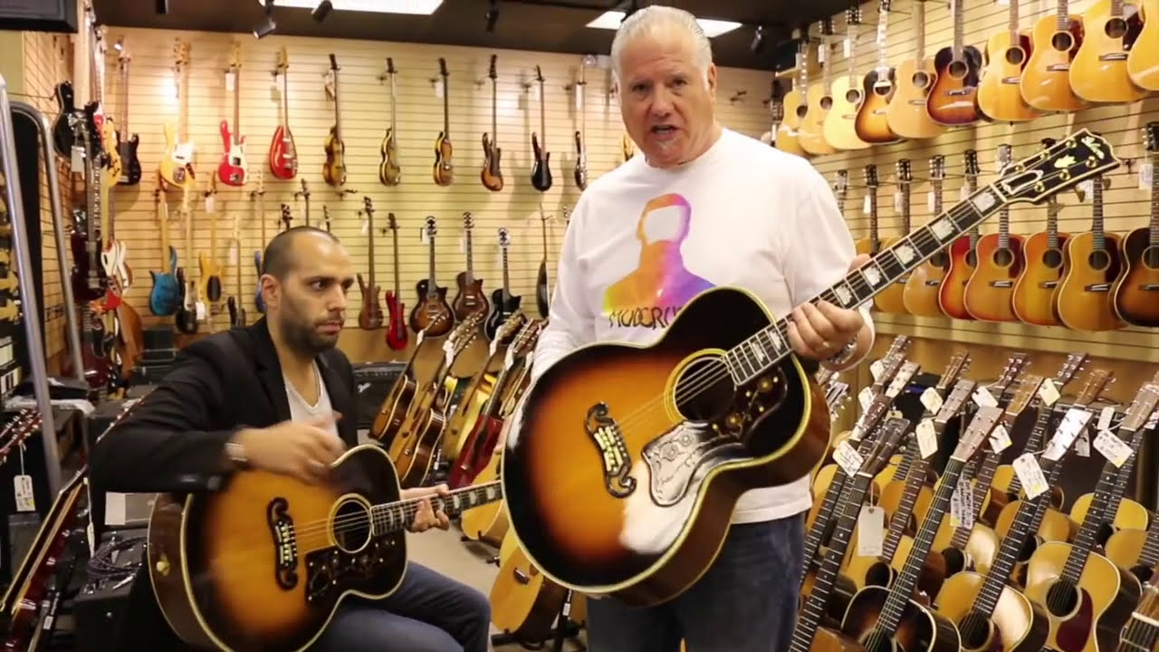 Две из самых редких довоенных гитар Gibson SJ-200 из палисандра в магазине Norman's Rare Guitars.