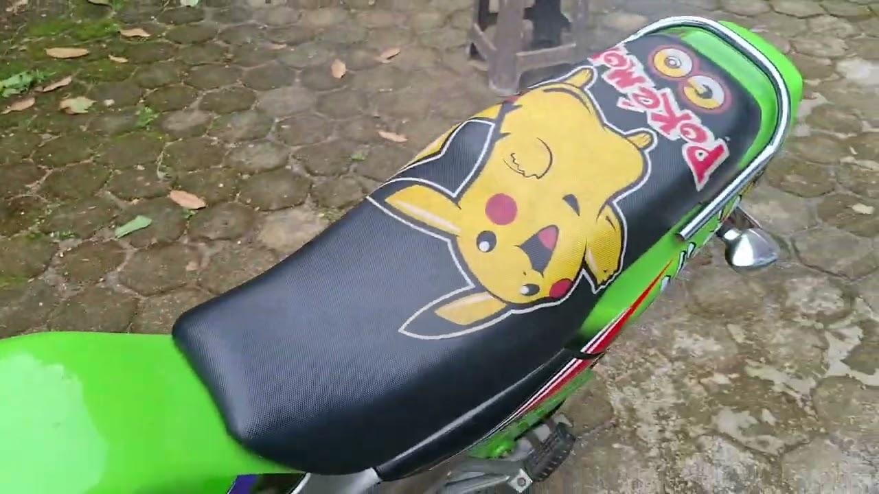 Panaskan motor ninja hijau disore hari