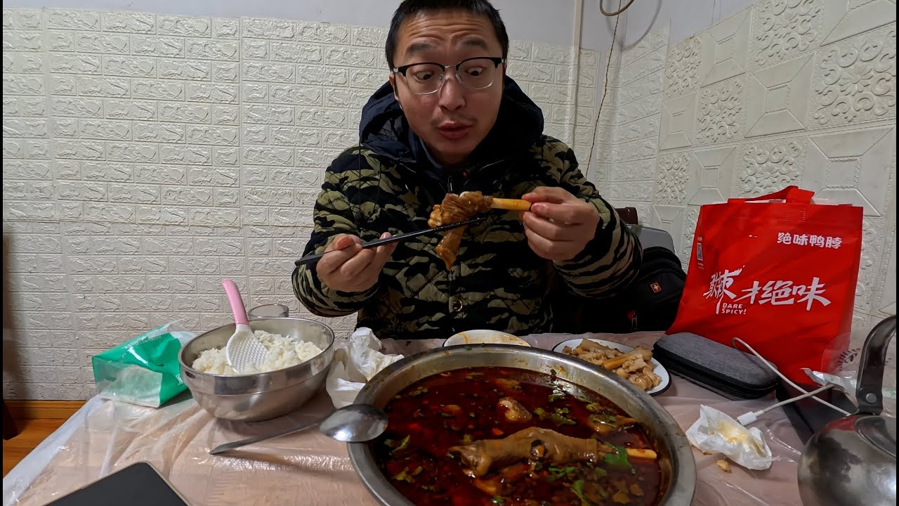 3块钱的车不舍得坐，11块一只的羊脚，直接来10只