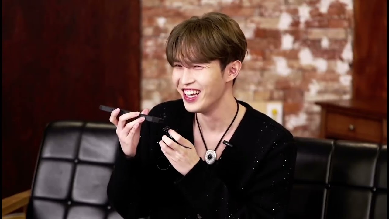 240124 Kim Jaehwan on phone with Park Woojin #김재환 #KIMJAEHWAN #박우진 #PARKWOOJIN