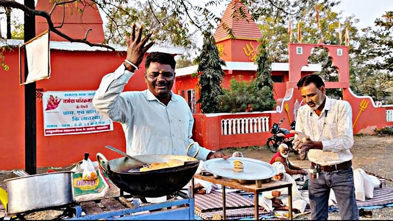 सुबह का बाल भोग महेश्वर....परिक्रमा में