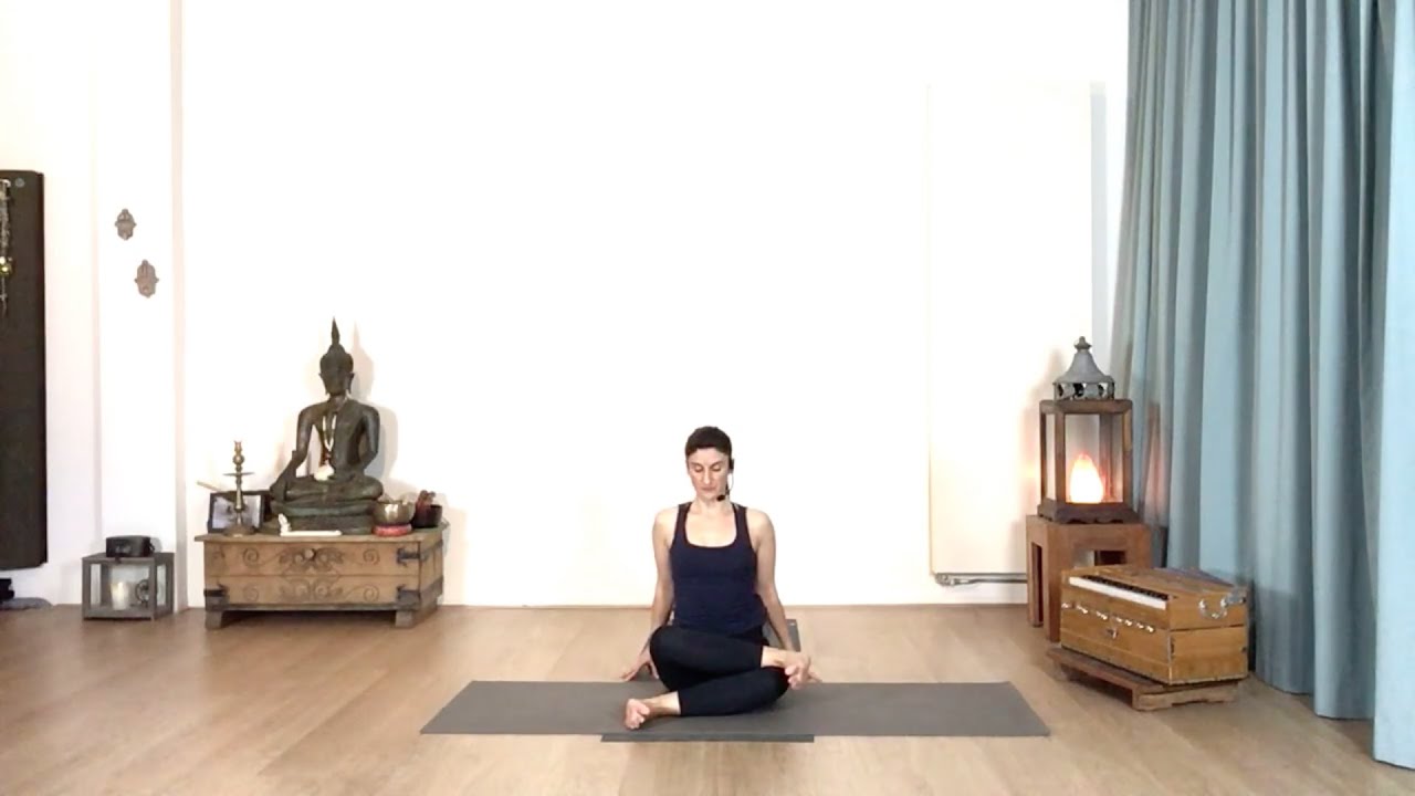 Yoga practice focusing on the mobility of the hips, shoulders and chest with Susana