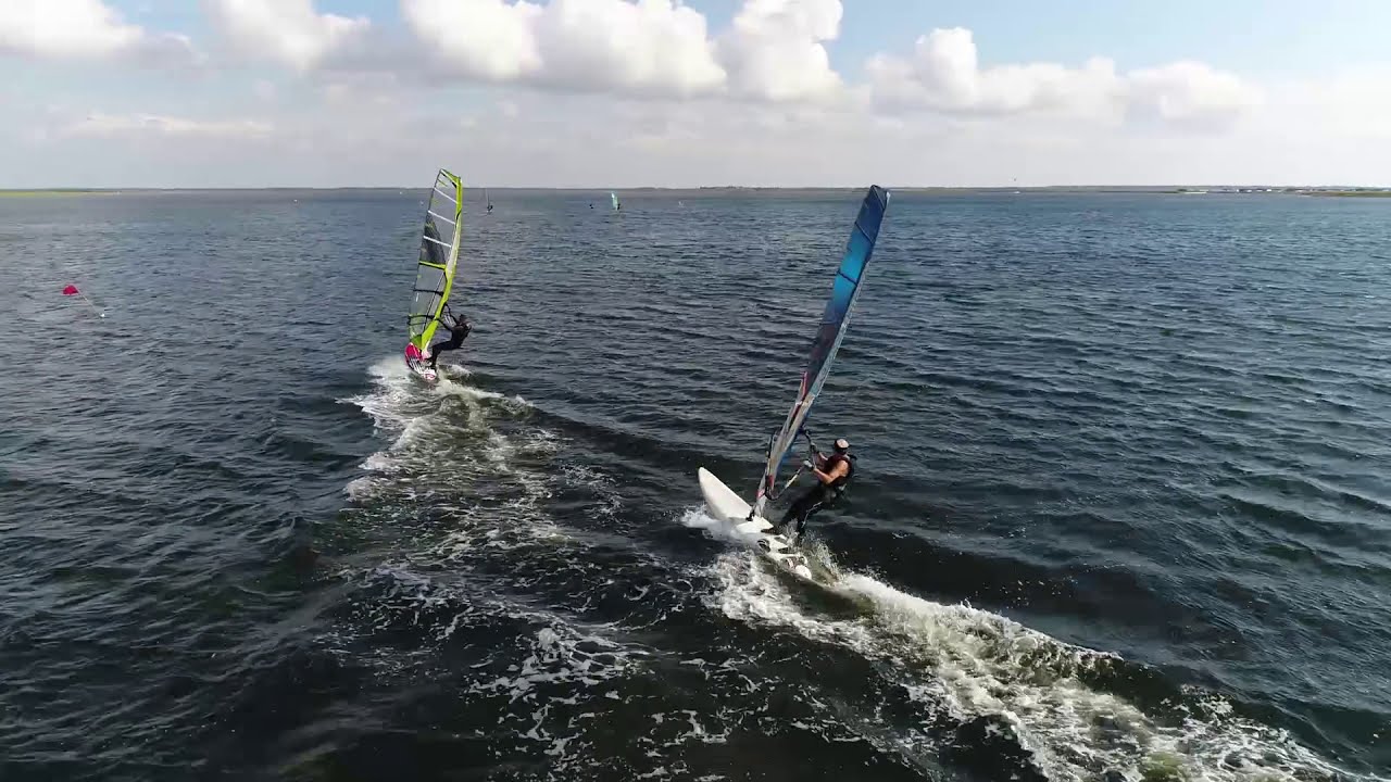 Windsurfen in Bjerregard am Ringkøbing Fjord als Drohnenvideo
