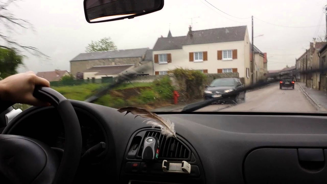 Balade en voiture sous la pluie